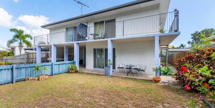 Holiday home Charm and Comfort in this Ground floor unit with water views! Welsby Pde, Bongaree