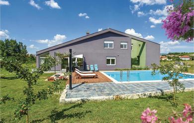 Holiday home Stunning Home In Trilj With 4 Bedrooms, Wifi And Outdoor Swimming Pool