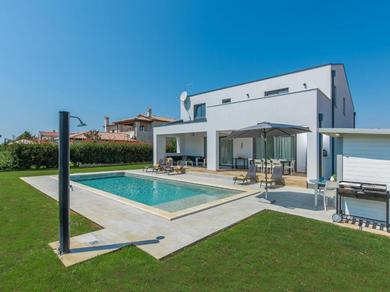Modern luxurious villa for 8- 10 people with private swimming pool near Porec