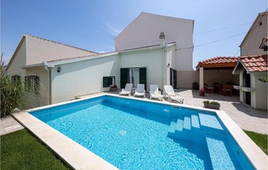 Holiday home Beautiful home in Mravince with Outdoor swimming pool, WiFi and 3 Bedrooms