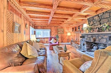 Дом отдыха Old Time Catskill Mtn Retreat, Handcrafted Cabin!