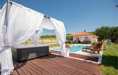 Holiday home Awesome Home In Gornji Vinjani With 3 Bedrooms, Wifi And Outdoor Swimming Pool