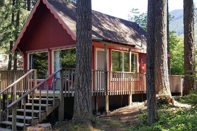 Holiday home Little Red Cabin 5 Miles To Mt Rainier Entrance!