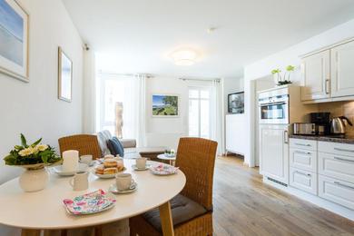 Apartments Villa Helene mit Meerblick in Top Lage - Seemöwe mit Strandkorb am Strand, saisonal