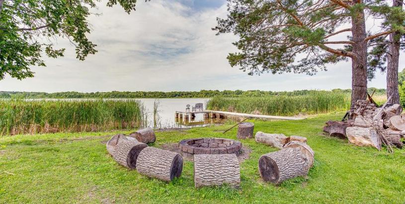 Hotel Lakefront Mound Vacation Rental with Fire Pit Access