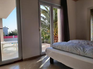 Guest house Helles Doppelzimmer mit Bad, Terrasse und Pool, seperater Eingang, Liznjan, Istrien