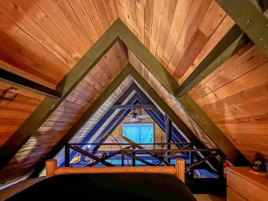 Hotel Retro A-Frame Cabin - Hot Tub & Fireplace