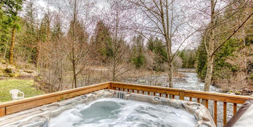 Дом отдыха Riverbend Cabin #2 with Private hot tub - close to ski slopes