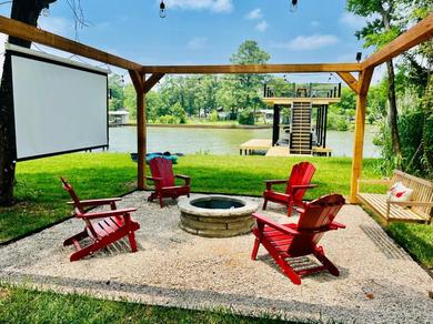 Дом отдыха The Benjamin I - 2022 Built Luxury Retreat with Backyard Paradise with Hot Tub Outdoor Movie Screen Dock & Boat Rental