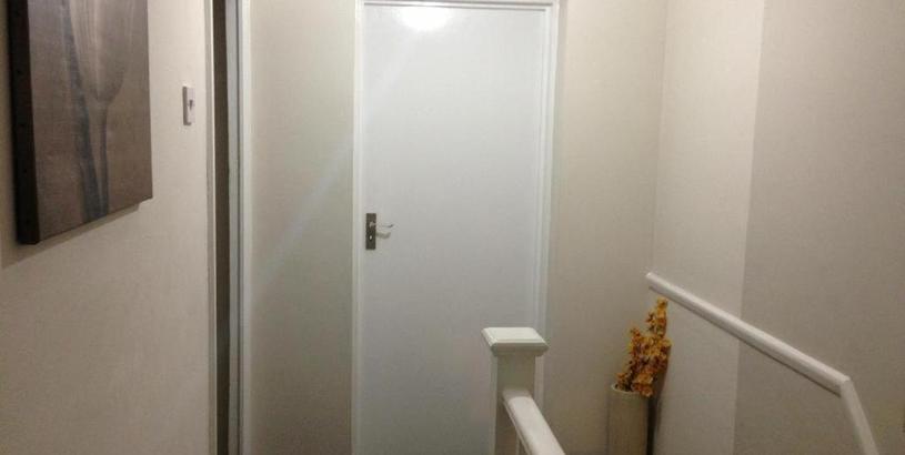Гостевой дом Room in Guest room - Double with shared bathroom sleeps 1-2 located 5 minutes from Heathrow dsbyr
