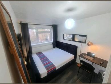 Guest house R2 SUPERKING SIZED BED & 65'' tv on the wall in Clapham