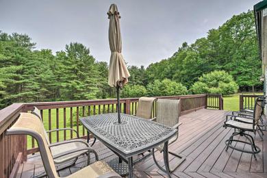 Holiday home Mountain Escape Home with Deck, Fire Pit, Yard