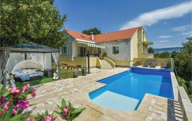 Holiday home Stunning home in Hrvace with 3 Bedrooms, Private swimming pool and Outdoor swimming pool