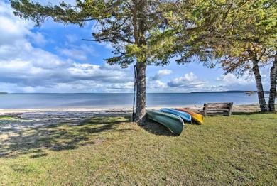 Дом отдыха St Ignace Cottage with Deck and Beach on Lake Huron!
