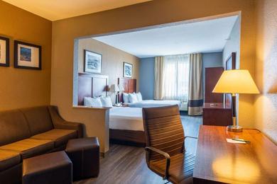 Отель Quality Suites NE Indianapolis Fishers