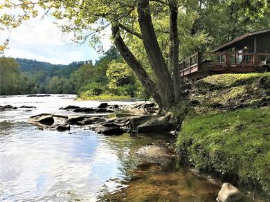 Дом отдыха "The Great Escape" in the heart of The Great Smoky Mountains at LB Riverfront Cabins & Tiny Homes- Sylva, NC- Sleeps 4- Firepit- Wifi- Great Fishing, hiking, watersports nearby! Cabin 1