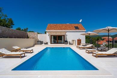 Hotel Unique Villa Pietra with heated private pool
