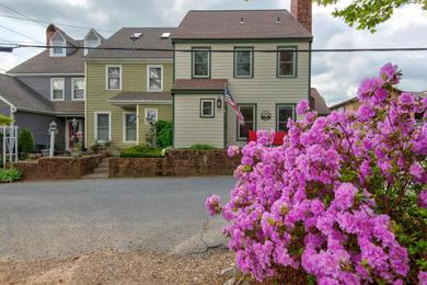 The Wander Inn - NEW LISTING in Downtown Blowing Rock, one block to Main Street!