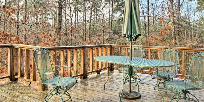 Дом отдыха Greers Ferry Lake Home with 2 Decks, BBQ and Fire Pit!
