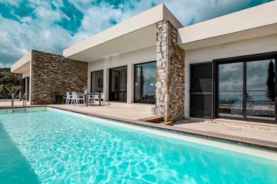 Guest house Chambre privée dans une villa contemporaine avec piscine et vue mer
