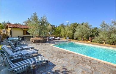 Дом отдыха Amazing Home In Civitella Val Di Chian With 3 Bedrooms, Wifi And Private Swimming Pool