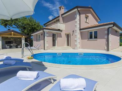Villa Luxuriously equipped villa with private pool offers you an excellent vacation