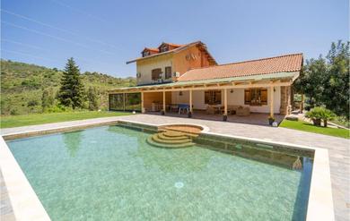 Дом отдыха Nice Home In Belmonte Mezzagno With Wifi, Indoor Swimming Pool And Swimming Pool