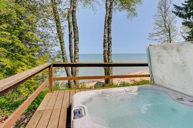 Hotel Beachy Palms Cottage on Lake Huron with Hot Tub!