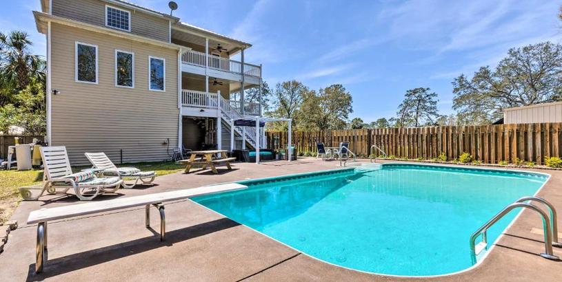 Holiday home Spacious Gulf Shores Hideaway with Pool and Deck!