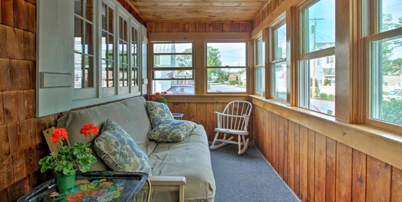 Holiday home Charming Pine Point Cottage - 2 Blocks to Ocean!