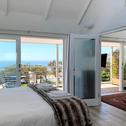 Апартаменты Bright Camps Bay Loft with Stunning Views and Shared Pool