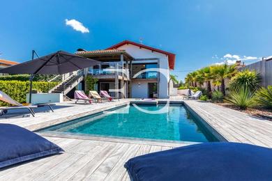  Easy Clés-Standing Villa heated Pool - 10 min from Biarritz