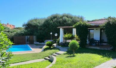 Villas with air conditioning and shared pool, just a few minutes from La Pelosa beach