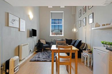 Apartments Duplex 3 Bedroom Mezzanine Apartment - Heart of Edinburgh - Sleeps Up to 7 Guests