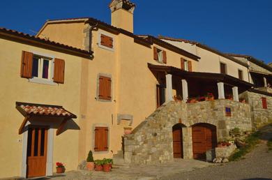 Guest house Apartments and rooms with parking space Hum, Central Istria - Sredisnja Istra - 17939