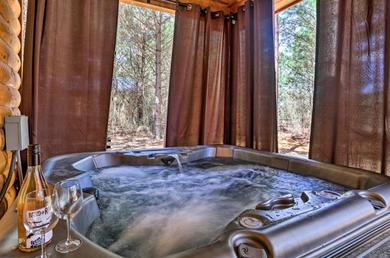 Дом отдыха The Breeze Forested Oasis with Hot Tub and Deck!