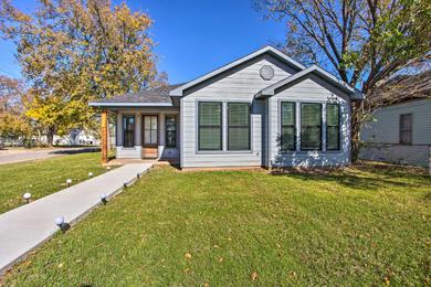 Holiday home Updated Denison Home about 7 Mi to Lake Texoma!