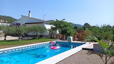 Holiday home Bonita casa con barbacoa piscina y gran jardín