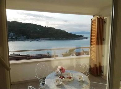 Apartments Sea view apartment above beach on paradise island Šolta near Split