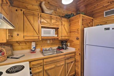 Holiday home Peaceful Cabin 4 Mi to Broken Bow Lake with Hot Tub!