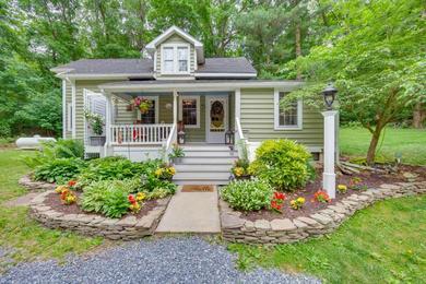 Hotel Charming Manheim Cottage with Deck and Grill!