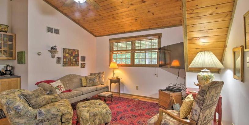 Holiday home Couples Cabin - 5 Mi to DT Berkeley Springs!