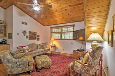 Holiday home Couples Cabin - 5 Mi to DT Berkeley Springs!