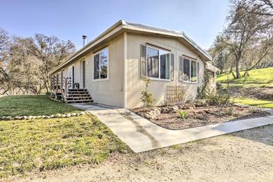 Home with Backyard Near Sequoia and Kings Natl Parks!