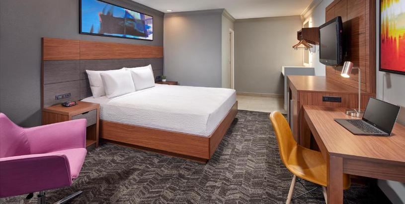 Hotel Studio Inn & Suites at Promenade Downey