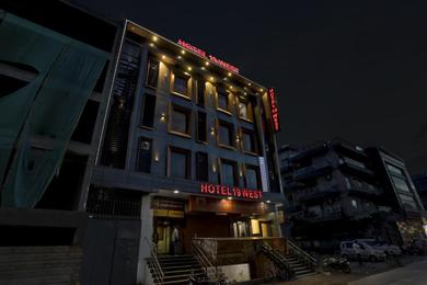 Hotel OYO Townhouse 1089 Hotel 19 West Near Udyog Nagar Metro Station