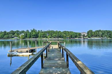 Дом отдыха Waterfont Lake Wylie Home with Yard and Fire Pit!