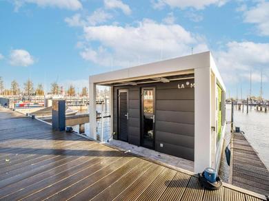 Ботель Inviting houseboat in Volendam with shared pool