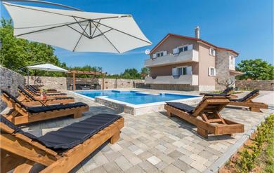 Holiday home Amazing home in Perusic Donji with WiFi, Private swimming pool and Outdoor swimming pool