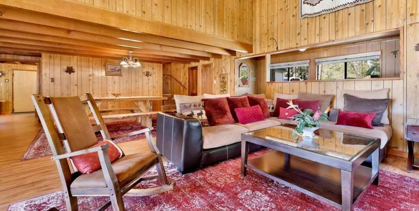 Дом отдыха Lake adjacent rustic cabin w Game Room & Hot Tub